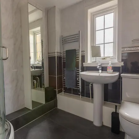 Ideal 3 Bed In With Free Parking