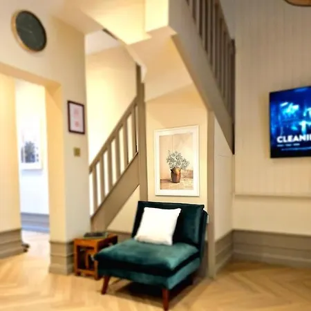 Newly Renovated Gem - Free Parking & Modern Comfort * Glasgow