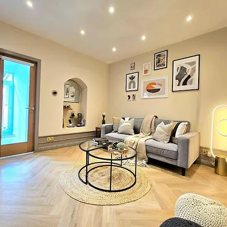 Semesterbostad Newly Renovated Gem - Free Parking & Modern Comfort Glasgow