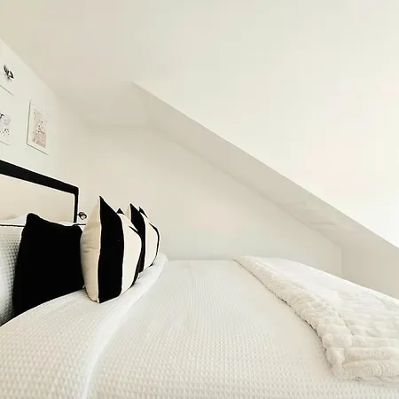Semesterbostad Newly Renovated Gem - Free Parking & Modern Comfort *