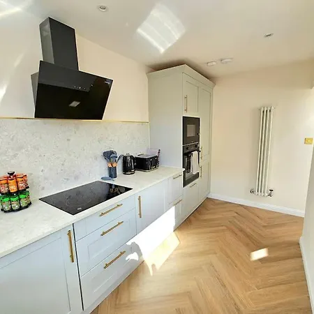 Newly Renovated Gem - Free Parking & Modern Comfort Semesterbostad Glasgow