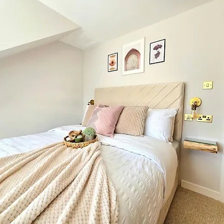 Newly Renovated Gem - Free Parking & Modern Comfort Semesterbostad