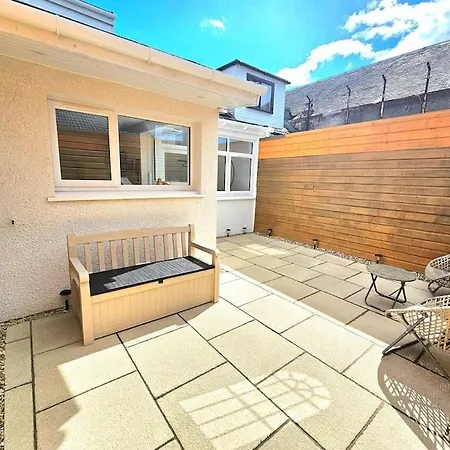 Newly Renovated Gem - Free Parking & Modern Comfort Semesterbostad *