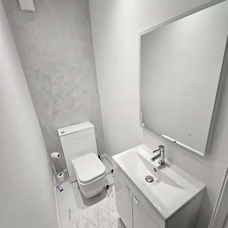 Lovely House With Private Parking! Glasgow!