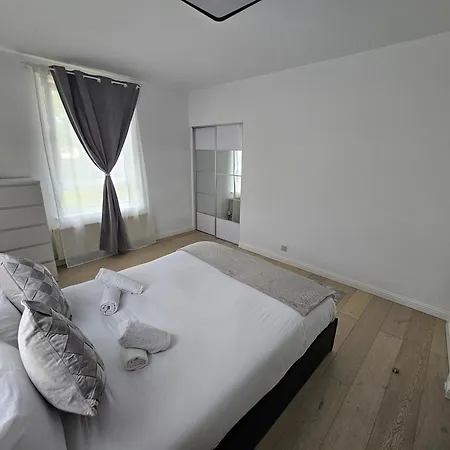 Lovely House With Private Parking! Glasgow! *