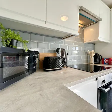 Spacious 2 Bed-flat In - Free Parking *