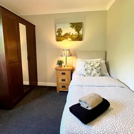 Spacious 2 Bed-flat In - Free Parking