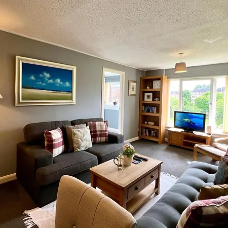 Spacious 2 Bed-flat In - Free Parking *