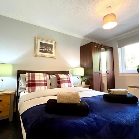 Spacious 2 Bed-flat In - Free Parking Glasgow