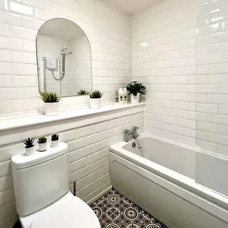 Spacious 2 Bed-flat In - Free Parking *