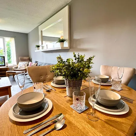 Spacious 2 Bed-flat In - Free Parking Apartment