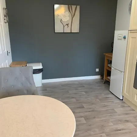 Facing Spacious Free Parking Glasgow