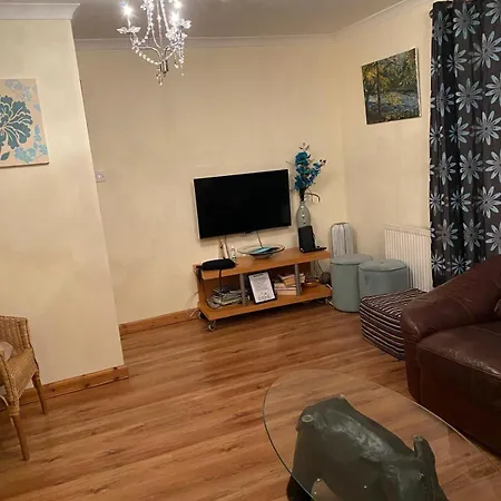 Stunning 3 Bedroom House With 2 Bathrooms بيت للعطل