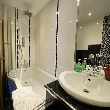 Stunning 3 Bedroom House With 2 Bathrooms Glasgow