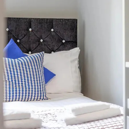 West End Cosy Pop Of Colour - Pass The Keys Glasgow