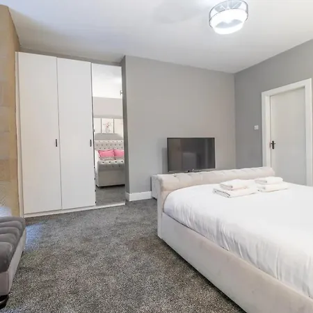 Апартаменты Private Garden West End With Parking - Pass The Keys