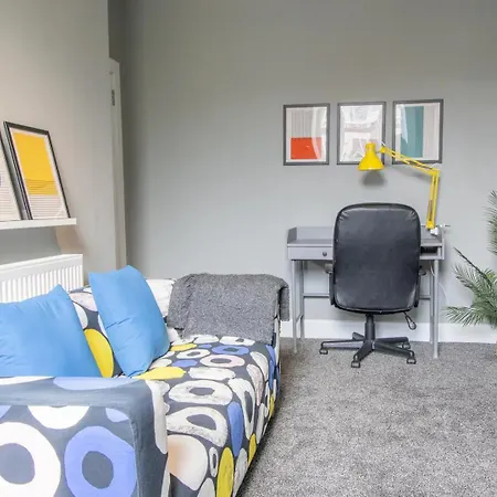 West End Cosy Pop Of Colour - Pass The Keys