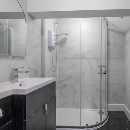 Апартаменты Private Garden West End With Parking - Pass The Keys *