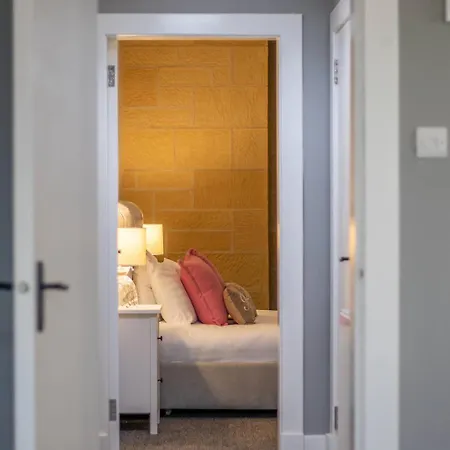 Private Garden West End With Parking - Pass The Keys