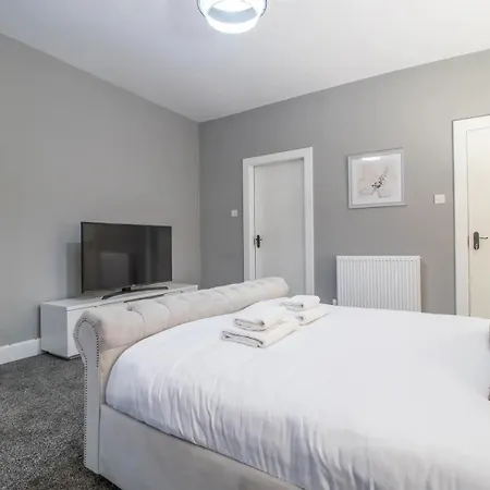 Апартаменты Private Garden West End With Parking - Pass The Keys