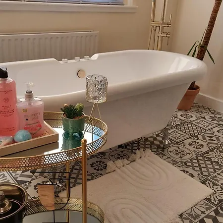 Luxurious With A Private Bathtub And Shared Toilet And Kitchen 10mins From Centre