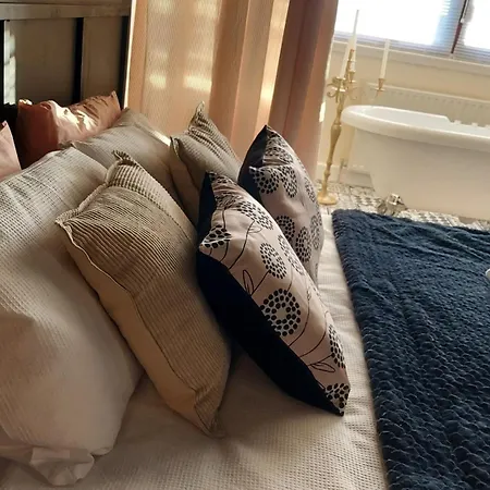 Luxurious With A Private Bathtub And Shared Toilet And Kitchen 10mins From Centre Δωμάτια σε οικογενειακή κατοικία *