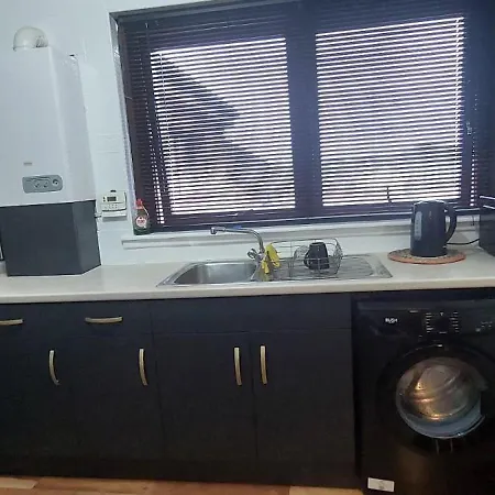 Luxurious With A Private Bathtub And Shared Toilet And Kitchen 10mins From Centre Homestay Glasgow