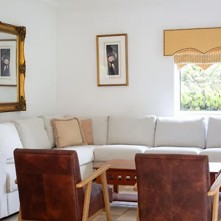 Stunning 4-bedroom With Hot Tub & Sauna Near Loch Lomond Villa Glasgow