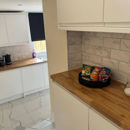 Paradise - Spacious 3- Bed House 度假居 *