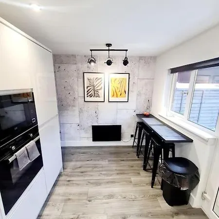Tatil Evi Lovely House With Back Garden - Private Driveway *