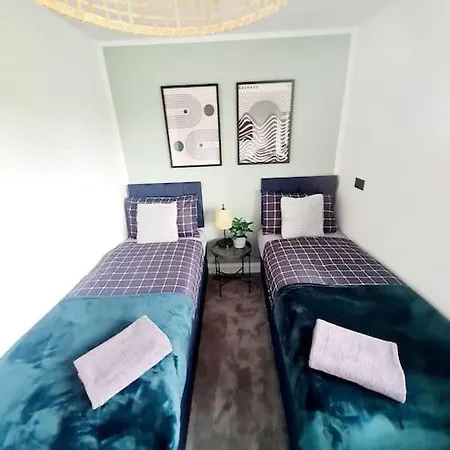 Lovely House With Back Garden - Private Driveway Tatil Evi