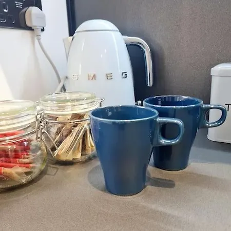 Semesterbostad Lovely House With Back Garden - Private Driveway *