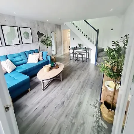 Lovely House With Back Garden - Private Driveway Tatil Evi *