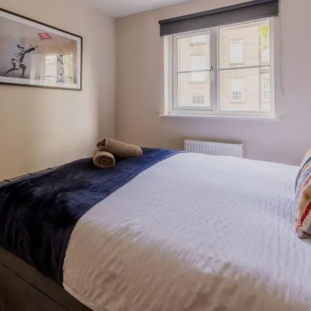 Modern 3 Bedroom In Glasgow