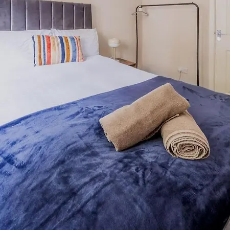 Modern 3 Bedroom In Glasgow