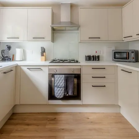 Modern 3 Bedroom In *