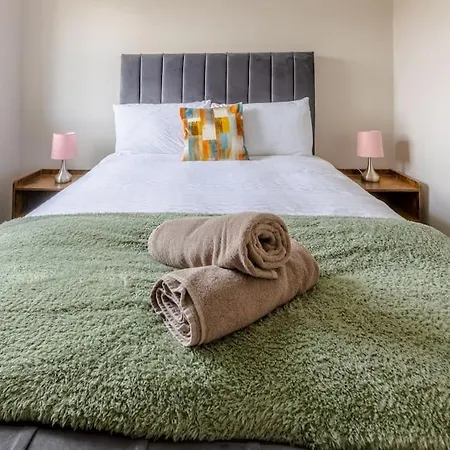 Modern 3 Bedroom In Glasgow