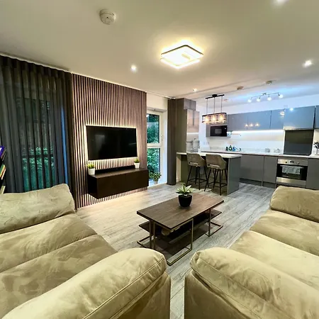 Private Bedroom - Modern Flat - West End *