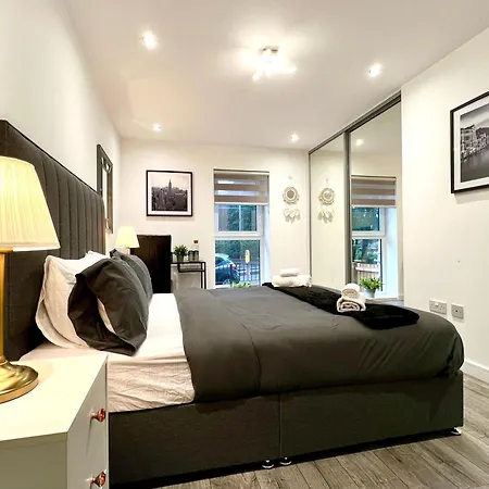 Private Bedroom - Modern Flat - West End