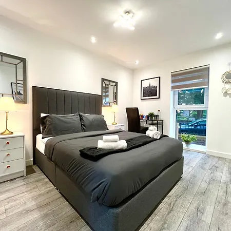 Private Bedroom - Modern Flat - West End 民宿 *