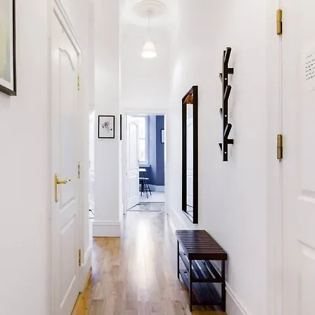 Incredible Contemporary Flat In Heart Of West End