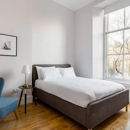 Incredible Contemporary Flat In Heart Of West End