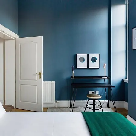 Incredible Contemporary Flat In Heart Of West End