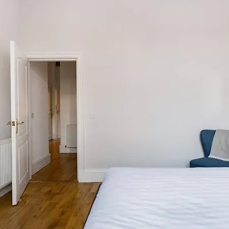 Incredible Contemporary Flat In Heart Of West End דירה *