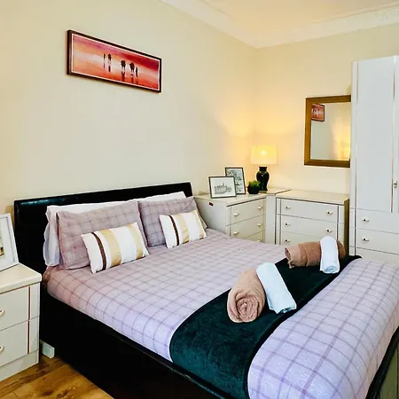 Cozy 2 Bed Just Minutes From Airport