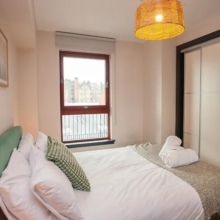 Beautiful Penthouse In Centre Location *