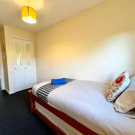 Stylish Modern Flat With Juliet Balcony & Parking *