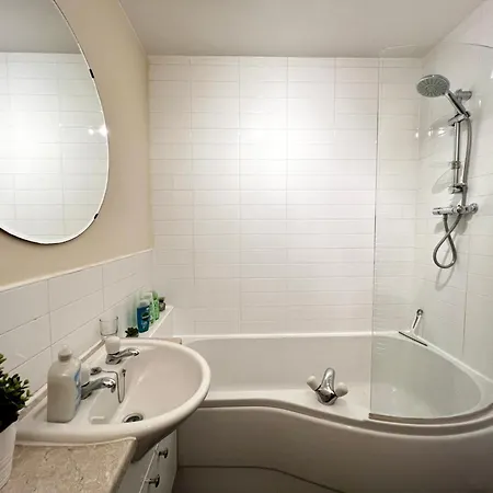 Stylish Modern Flat With Juliet Balcony & Parking Apartmán *