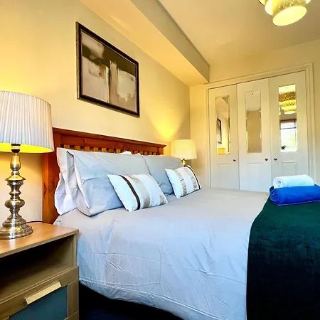 Stylish Modern Flat With Juliet Balcony & Parking *