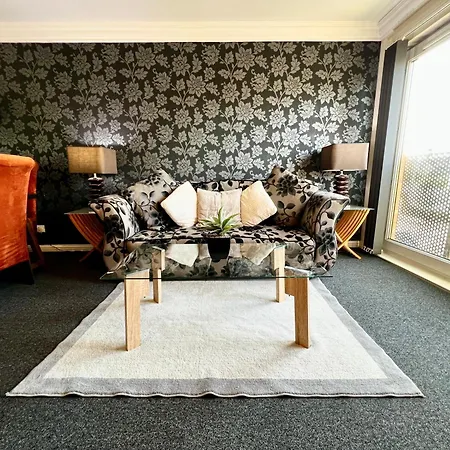 Stylish Modern Flat With Juliet Balcony & Parking